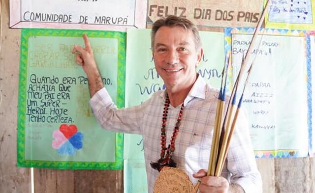 O governador Antonio Denarium em visita à comunidade indígena de Marupá, em Bonfim, em agosto de 2022
