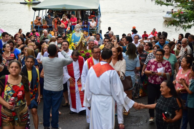 Chegada de São Pedro no porto Marina. Foto: Nilzete Franco/FolhaBV