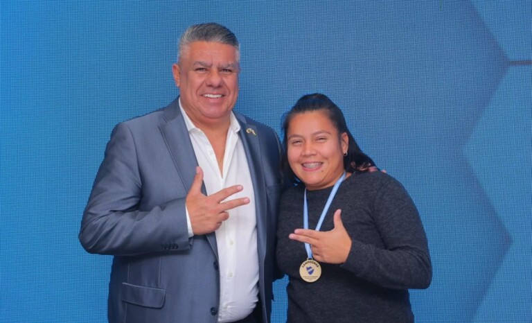 A jogadora roraimense Aniele Brazão, do Argentino de Rosario, com o presidente da Associação do Futebol Argentino (AFA), Claudio Chiqui Tapi