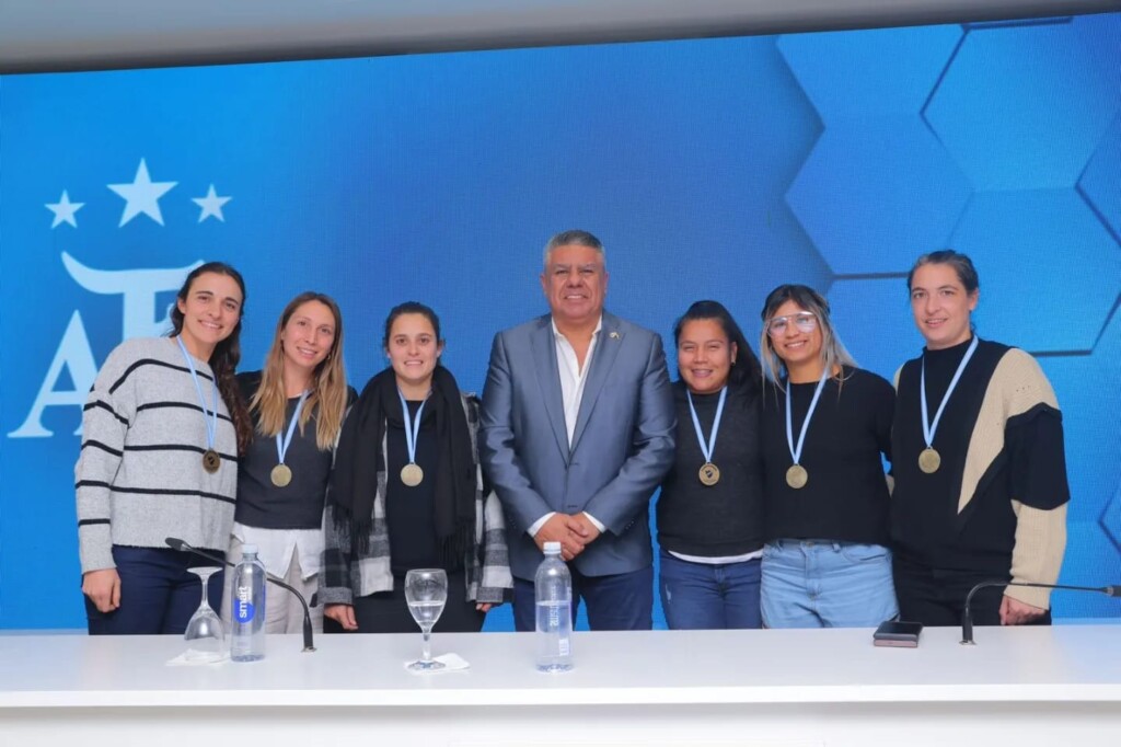 A jogadora roraimense Aniele Brazão, e colegas do Argentino de Rosario, com o presidente da Associação do Futebol Argentino (AFA), Claudio Chiqui Tapi