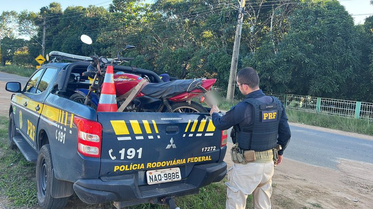 Veículos apreendidos foram levados à delegacia (Foto: Divulgação/PRF) Veículos apreendidos foram levados à delegacia (Foto: Divulgação/PRF)
