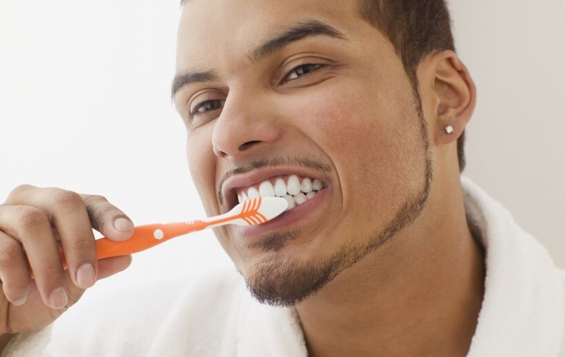No Brasil, é comum que se escove os dentes até duas vezes ao dia. Foto: Shutterstock No Brasil, é comum que se escove os dentes até duas vezes ao dia. Foto: Shutterstock