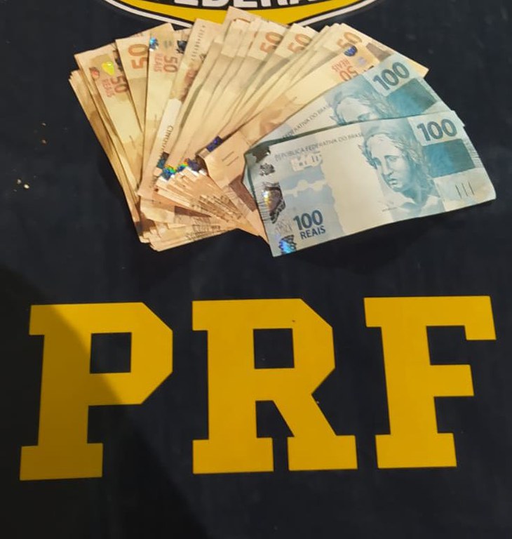 Mais de 50 notas do valor de R$ 3.500 eram falsificadas. (Foto: reprodução/PRF) Mais de 50 notas do valor de R$ 3.500 eram falsificadas. (Foto: reprodução/PRF)