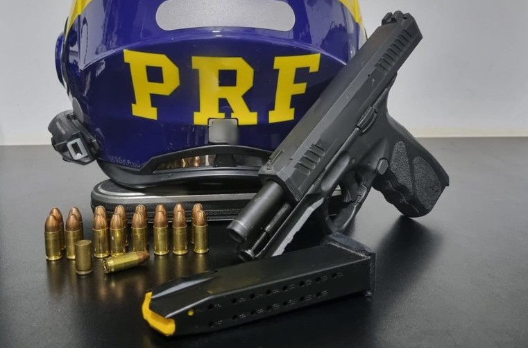 Arma e munições foram levadas à delegacia (Foto: Divulgação/PRF)