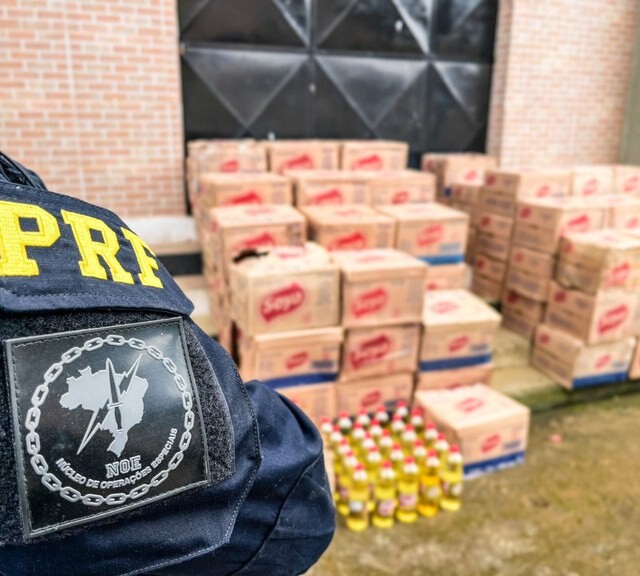 Foram apreendidas 80 caixas de óleo de cozinha, com 20 unidades cada. (Foto: reprodução/PRF)