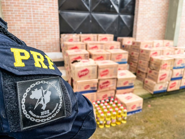 Foram apreendidas 80 caixas de óleo de cozinha, com 20 unidades cada. (Foto: reprodução/PRF)