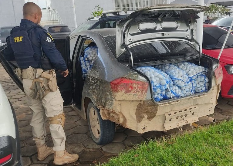 O produto e o homem foram encaminhados para a Polícia Federal para os procedimentos cabíveis (Foto: PRF)