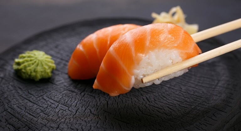 Entenda por que médicos não recomendam que grávidas comam sushi