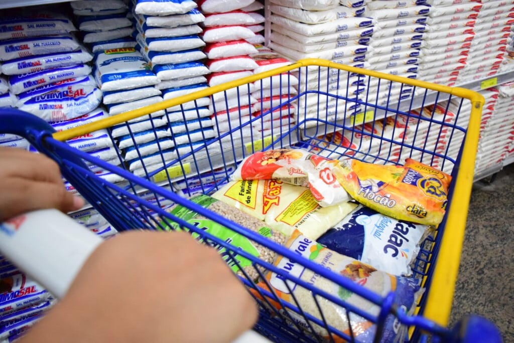 Carrinho de supermercado com itens da cesta básica Carrinho de supermercado com itens da cesta básica