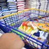 Carrinho de supermercado com itens da cesta básica