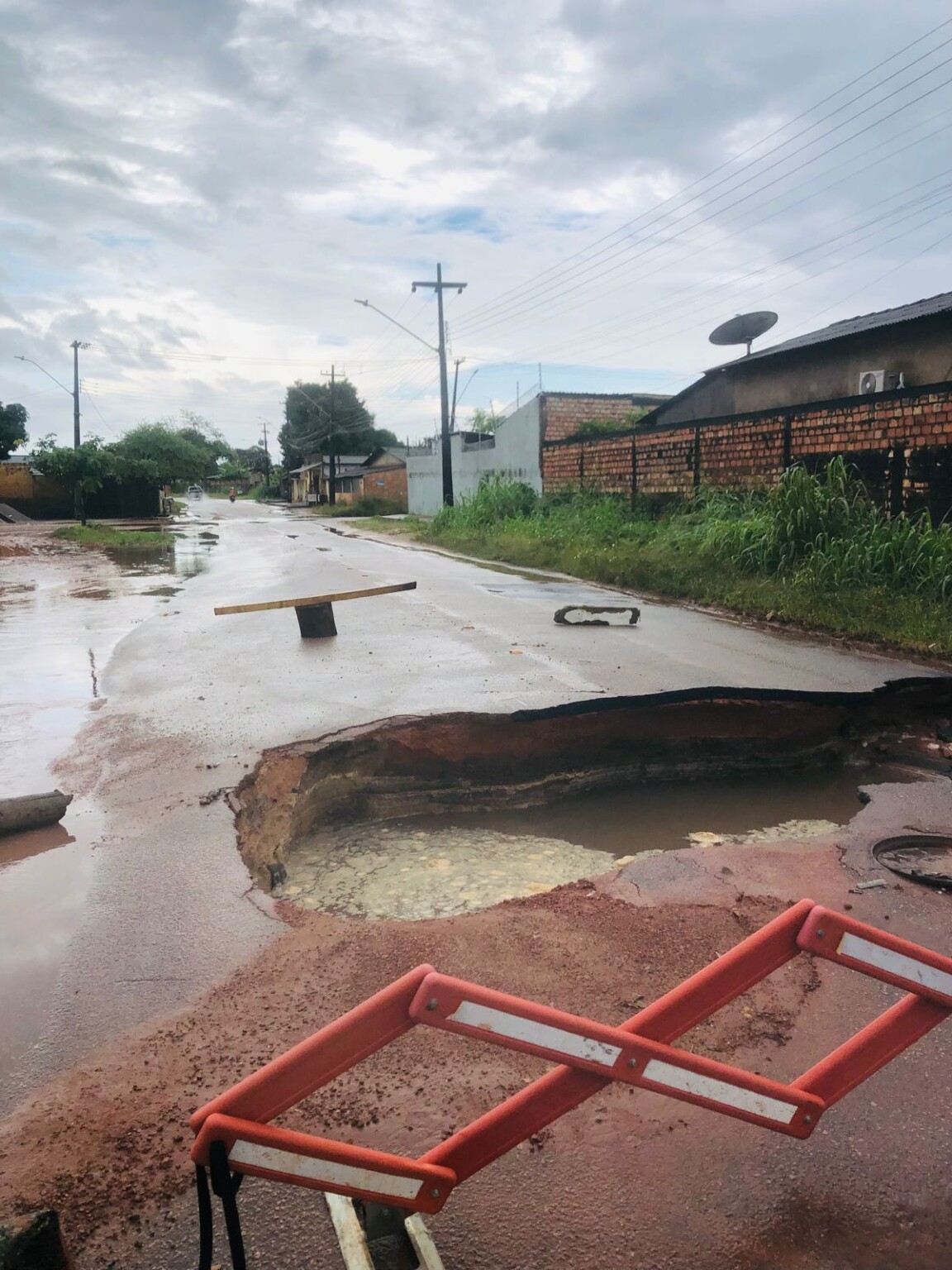 Prefeitura aponta rompimento de rede adutora da Caer. Foto: Reprodução/Redes Sociais