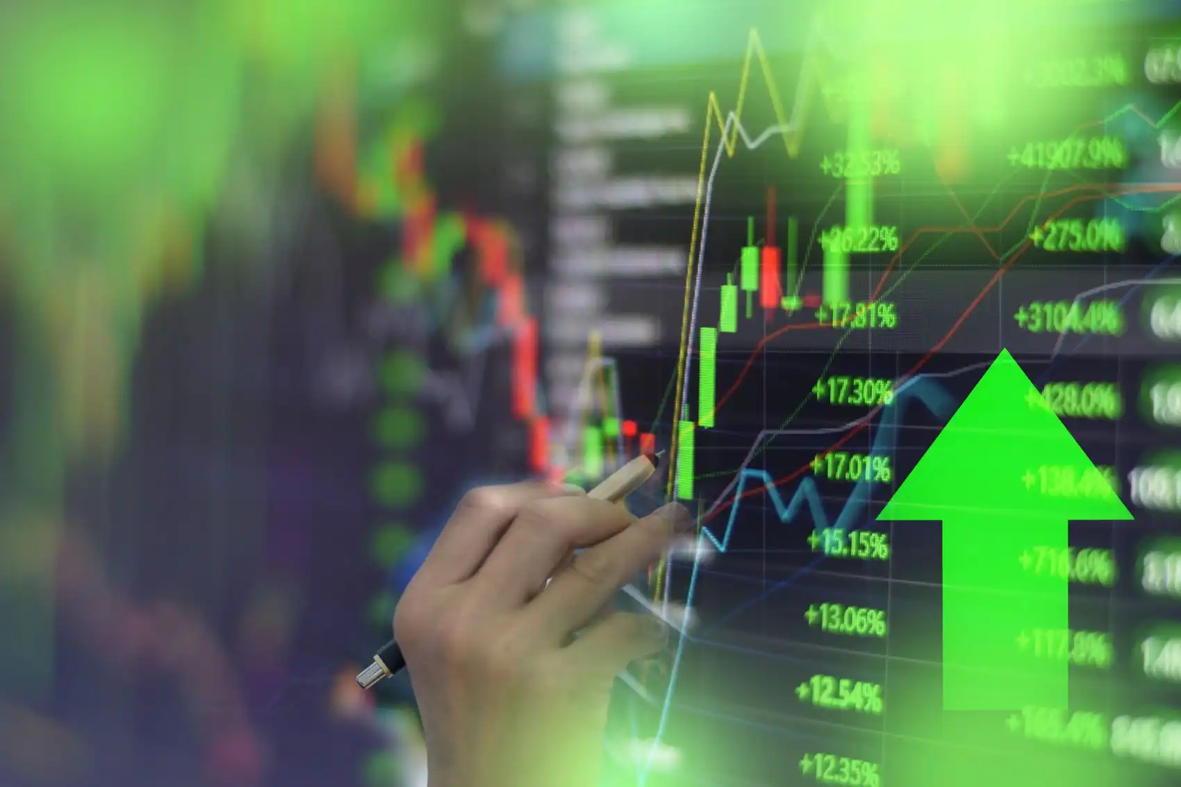 A imagem mostra uma mão segurando uma caneta e desenhando uma seta ascendente sobre um gráfico de desempenho financeiro.