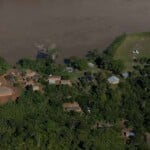 Vista aérea da comunidade Palimiú, na Terra Indígena Yanomami (Foto: Bruno Kelly/ISA/Reprodução Yanomami Sob Ataque)