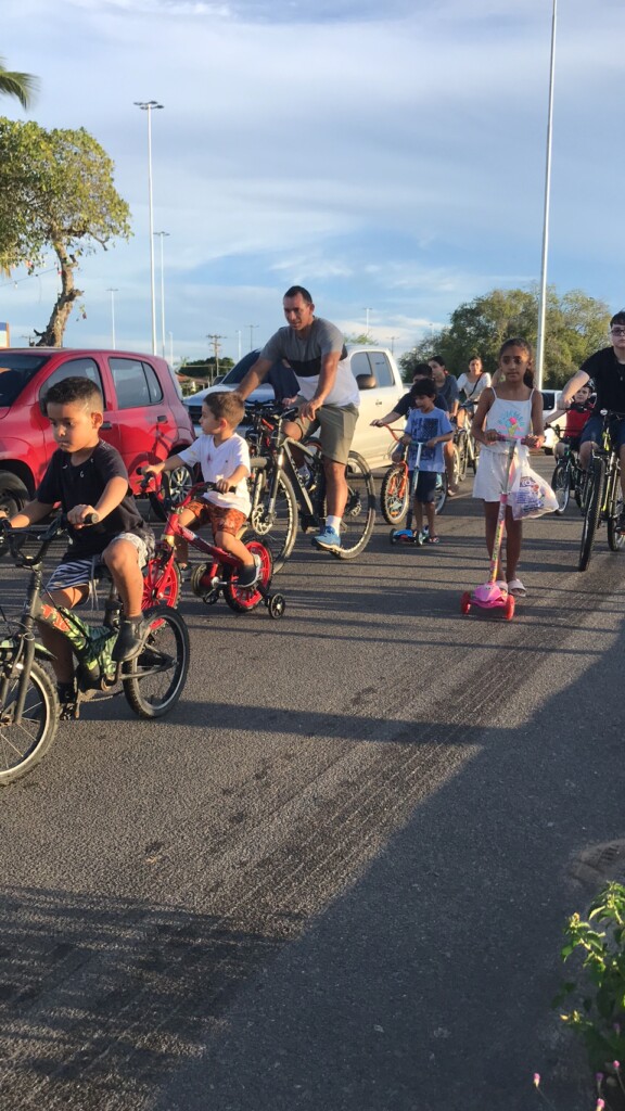 O passeio de bicicleta foi realizado no fim da tarde e familiares e a população puderam participar junto aos bombeiros. (Foto: Fernando Oliveira)