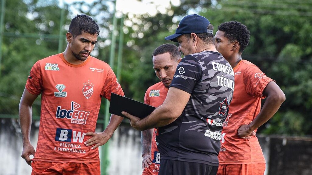 O técnico Chiquinho Viana conversa com jogadores do São Raimundo durante o treino (Foto: Hélio Garcias/São Raimundo-RR) O técnico Chiquinho Viana conversa com jogadores do São Raimundo durante o treino (Foto: Hélio Garcias/São Raimundo-RR)