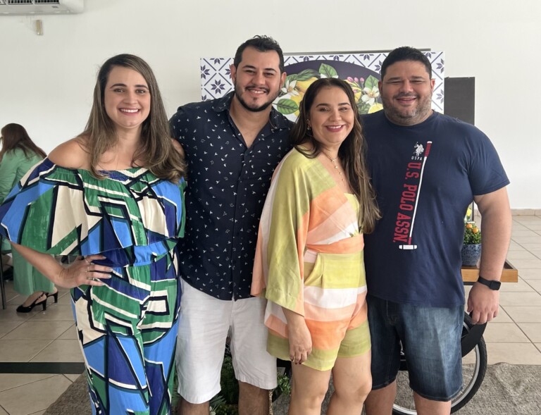 Os irmãos, Dr. Getúlio Cruz Filho e Dr. Alberto Cruz, recebendo hoje kilométricas homenagens por conta da troca de data em dose dupla. Na foto, eles dividem clic com suas irmãs, Carolina e Paula Cruz 