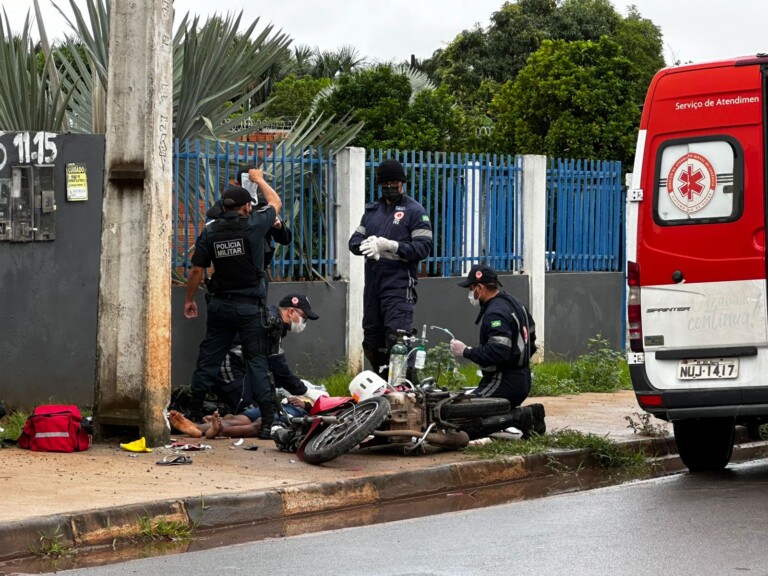 Entregador recebeu atendimento médico e foi levado em estado grave ao hospital (Foto: Arlisson Henrique)