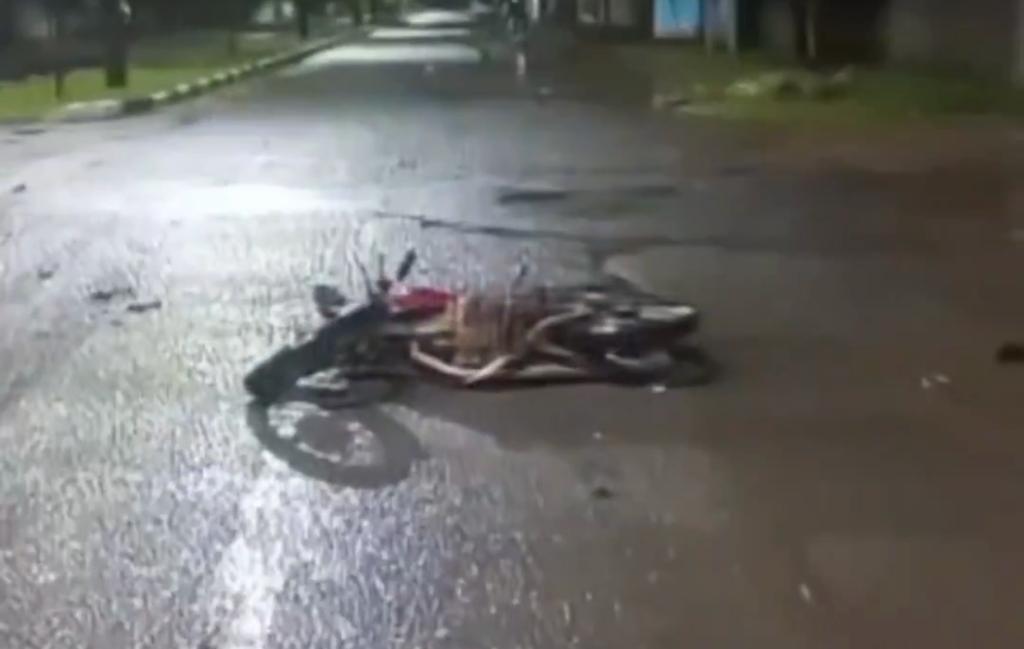 Moto destruída após a colisão com o ônibus