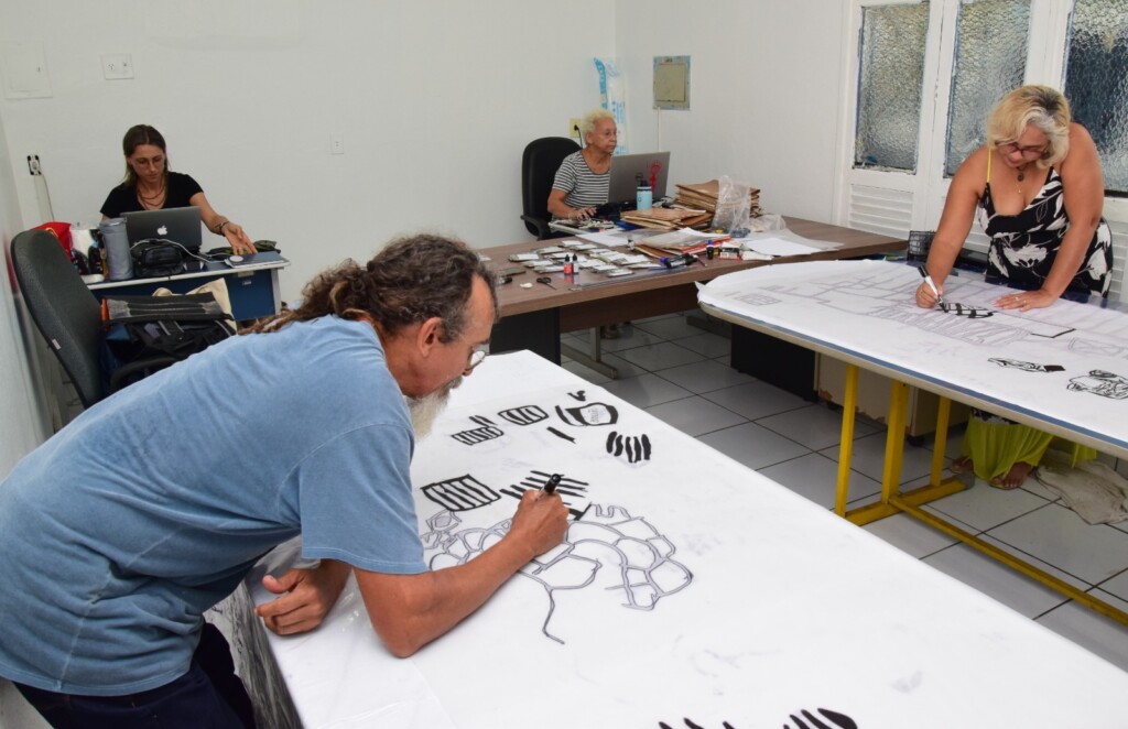 Desenhos das pinturas rupestres de Roraima podem virar livro ao final da pesquisa. (Foto: Nilzete Franco/FolhaBV) Desenhos das pinturas rupestres de Roraima podem virar livro ao final da pesquisa. (Foto: Nilzete Franco/FolhaBV)