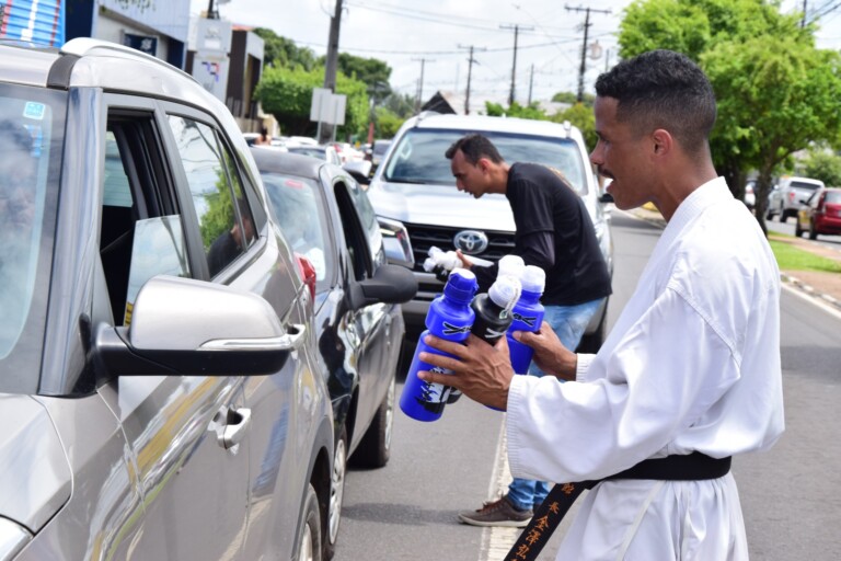 Atletas tem vendido garrafas personalizadas nos sinais para conseguir embarcar para o Mundial na Hungria. (Foto: Nilzete Franco/Folha BV)