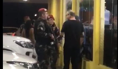 Caixa de supermercado diz que se sentiu humilhada por policial federal