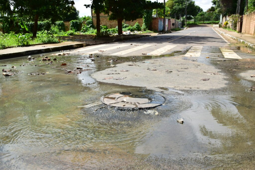 Rua convive com esgoto estourado há dois meses e meio (Foto: Nilzete Franco/Folha BV)