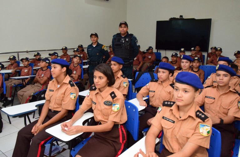 Crianças tem aulas no horário oposto ao da Escola (Foto: Nilzete Franco/FolhaBV)