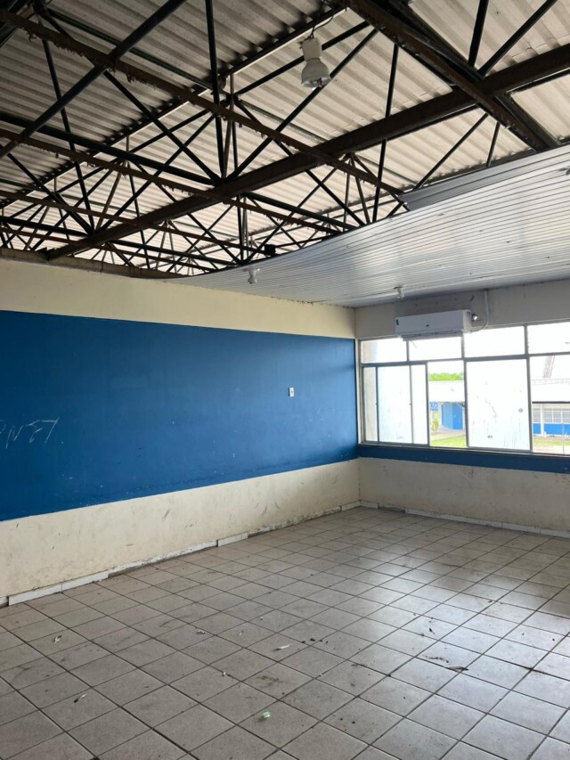 Alunos afirmam que estudam em meio a goteiras, dejetos de pombos e limitações de recursos didáticos devido as péssimas condições da estrutura do edifício. (Foto: Denunciante) 