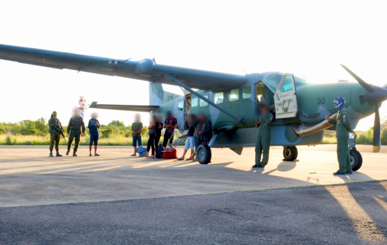 Os garimpeiros foram trazidos em uma aeronave da FAB (Foto: Wenderson Cabral/FolhaBV)