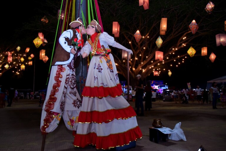 O teatro também está presente durante as noites de arraial com o Grupo Locômbia. (Foto: Nilzete Franco/FolhaBV)