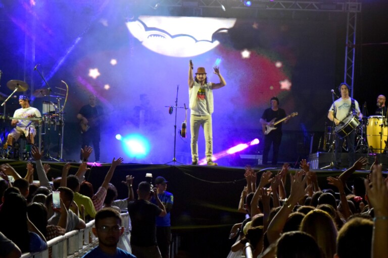 A apresentação também contou com participação da sanfoneira Anne Louise. (Foto: Nilzete Franco/FolhaBV)