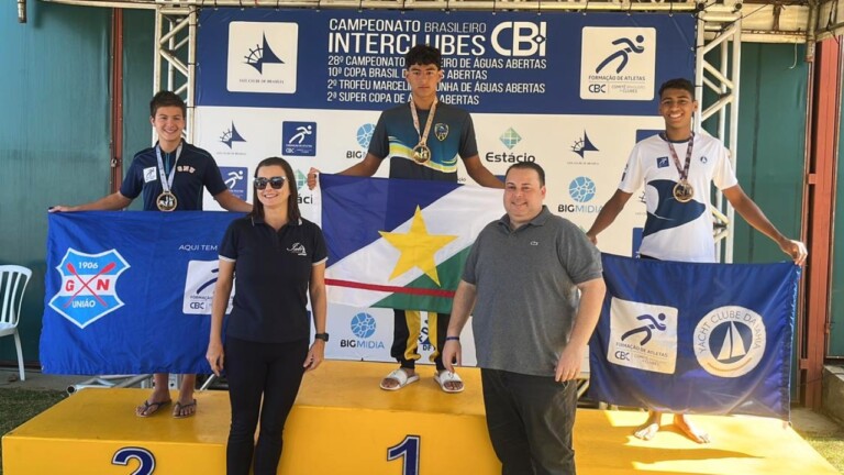 O nadador Joan Peñaloza leva a bandeira de Roraima para o lugar mais alto do pódio juvenil da etapa de Brasília do Campeonato Brasileiro (Foto: Arquivo pessoal)