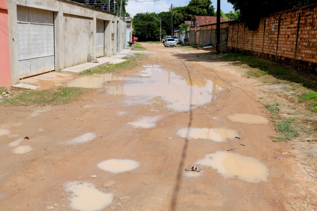 Pavimentação da travessa vai até certo ponto, aponta moradora. Foto: Wenderson Cabral/FolhaBV Pavimentação da travessa vai até certo ponto, aponta moradora. Foto: Wenderson Cabral/FolhaBV