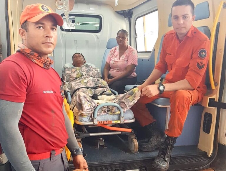 Homem recebeu os primeiros socorros da equipe do Corpo de Bombeiros e foi levado consciente para o Hospital de Caroebe. Foto: Divulgação/CBMRR