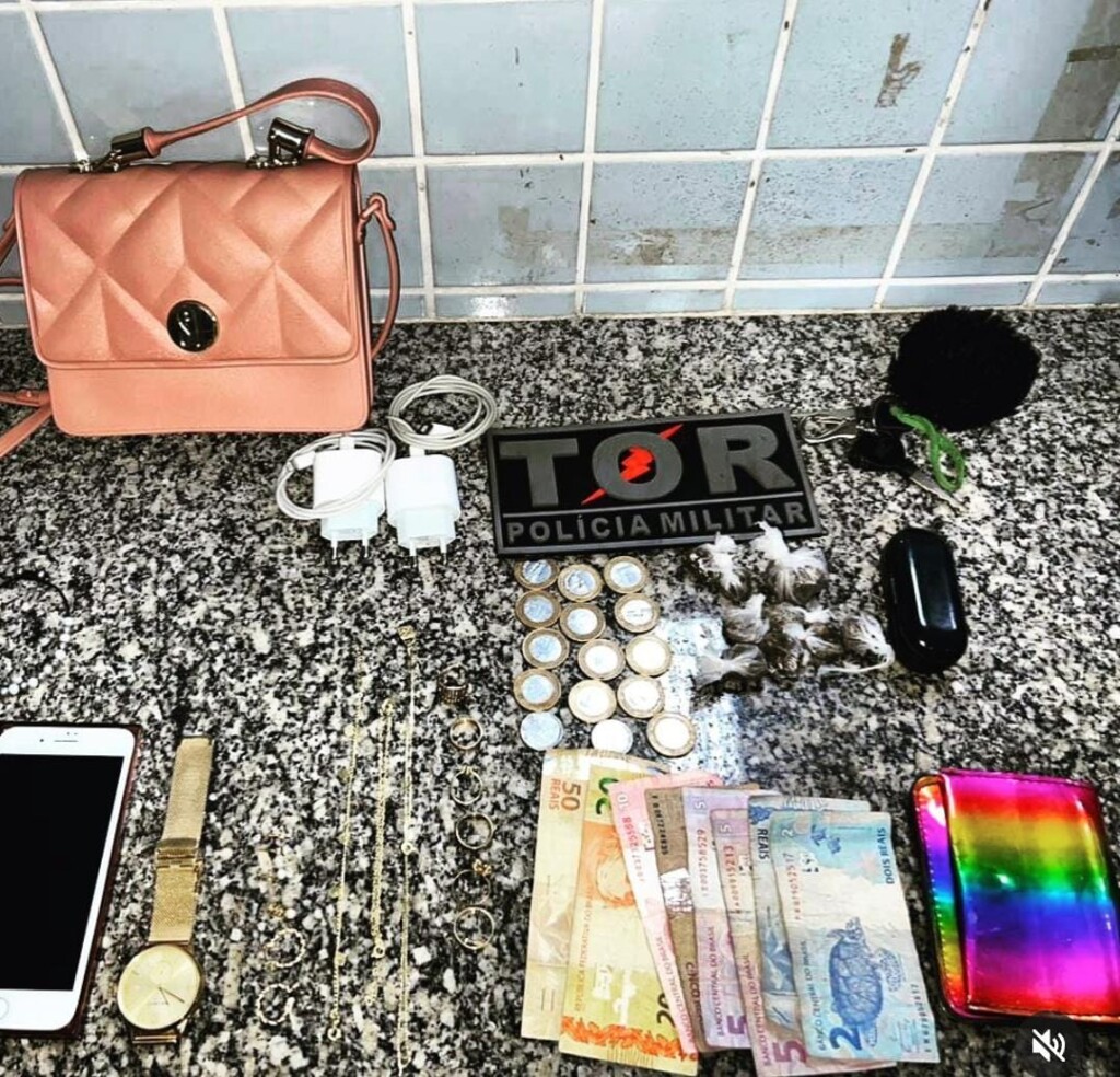 Material apreendido com as envolvidas (Foto: Divulgação)