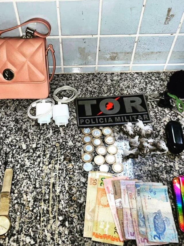 Material apreendido com as envolvidas (Foto: Divulgação)
