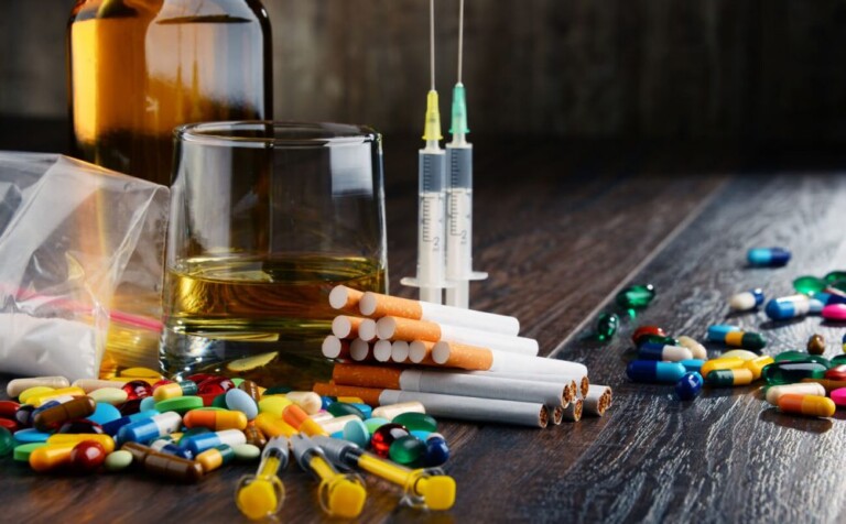 Drogas lícitas e ilícitas desestruturam a maneira de pensar  