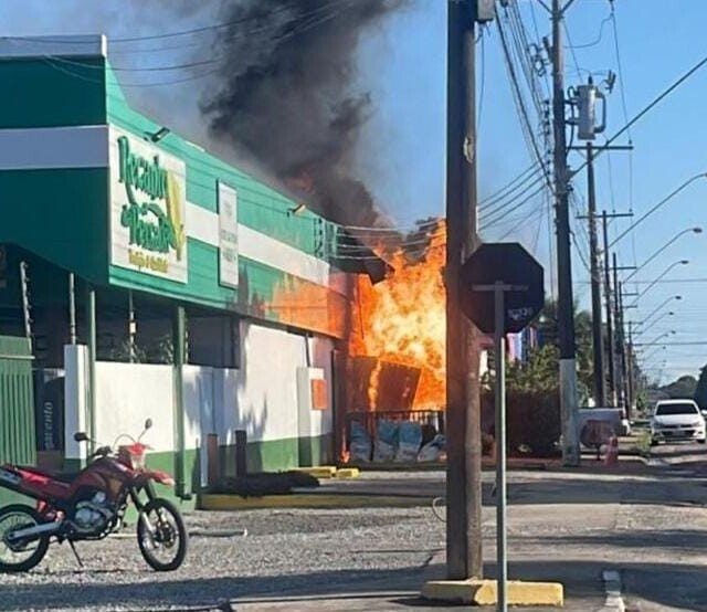 Momento do incêndio no depósito (Foto: Divulgação)