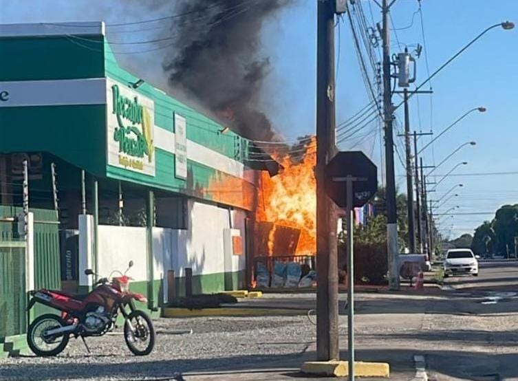Momento do incêndio no depósito (Foto: Divulgação)