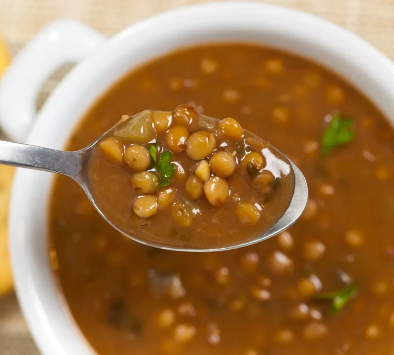 Sopa de lentilha pode ser uma boa alternativa para os dias chuvosos