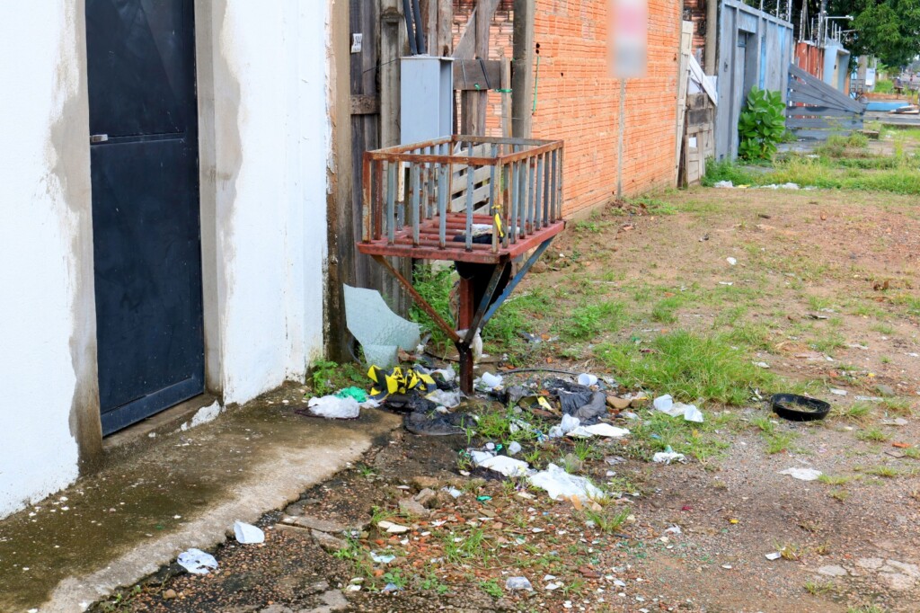 Lixeira onde as pernas foram encontradas (Foto: Wenderson Cabral/Folha BV)