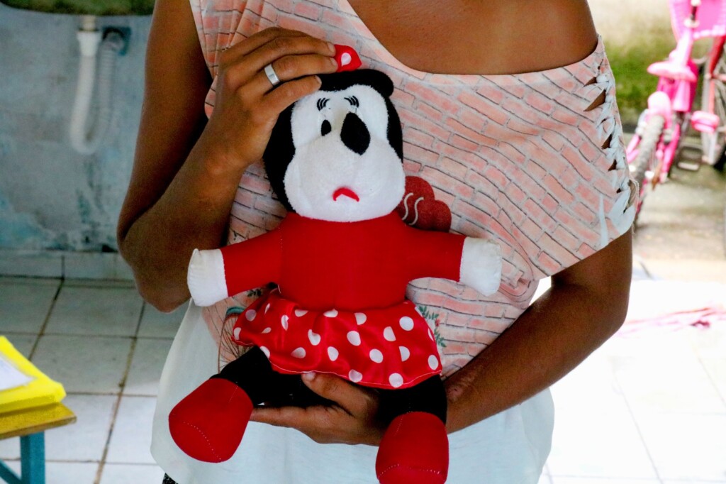 Mãe segurando o brinquedo favorito da filha (Foto: Wenderson Cabral/FolhaBV) Mãe segurando o brinquedo favorito da filha (Foto: Wenderson Cabral/FolhaBV)