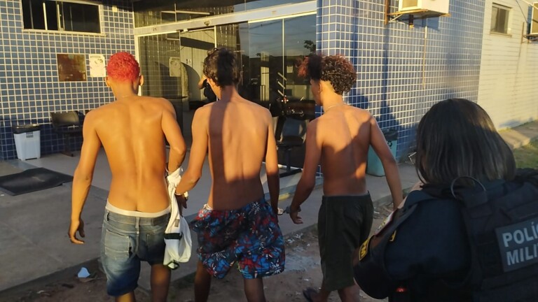 Momento em que os suspeitos chegaram na Central de Flagrantes (Foto: Divulgação)