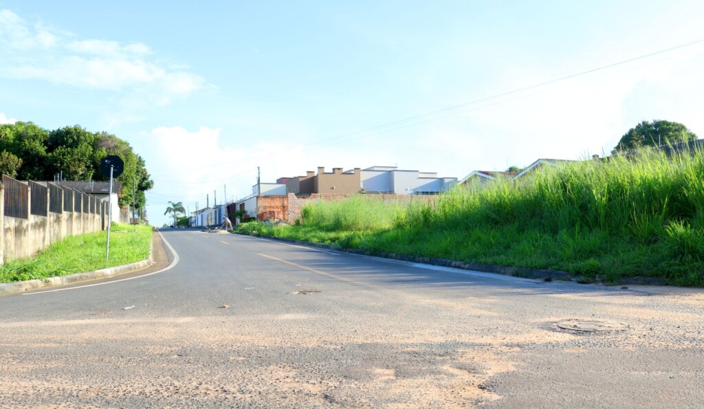Terreno localizado no cruzamento das ruas Professor Clóvis de Souza com Treze de Setembro, no bairro Cinturão Verde (Foto: Wenderson Cabral/Folha BV)