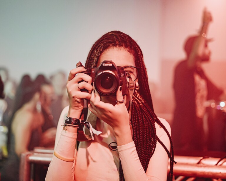 "Desde mais nova sempre tive uma certa mania em estar registrando lugares, coisas e pessoas", aponta fotógrafa. Foto: Mih Ladislau