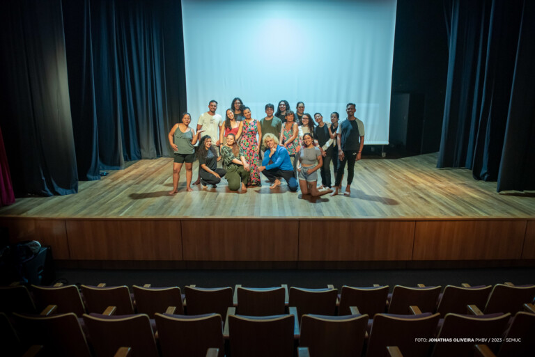 Curso de teatro prepara atores para os grandes palcos e também para a vida