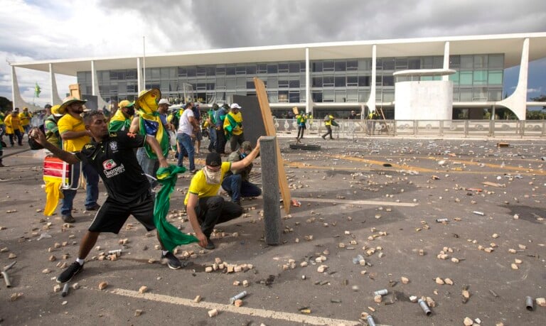 Manifestantes atentam contra as sedes dos três Poderes em 8 de janeiro de 2023, em Brasília (Foto: Joedson Alves/Agencia Brasil)