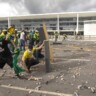 Manifestantes atentam contra as sedes dos três Poderes em 8 de janeiro de 2023, em Brasília (Foto: Joedson Alves/Agencia Brasil)