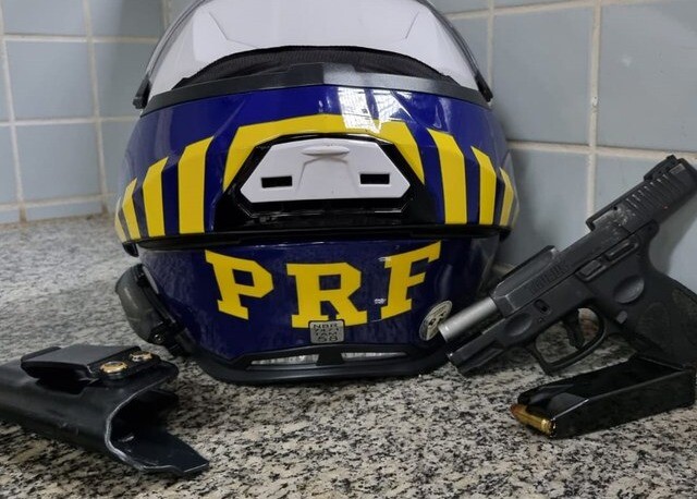 Arma de fogo é apreendida e carro é recuperado na BR-401