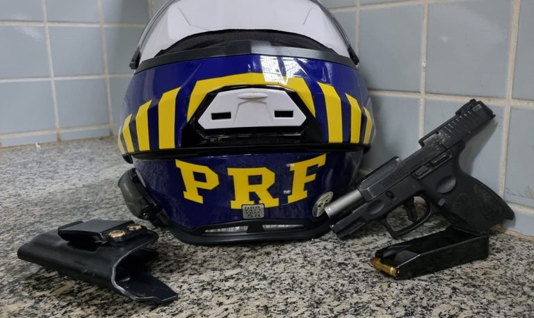 Arma de fogo é apreendida e carro é recuperado na BR-401 Arma de fogo é apreendida e carro é recuperado na BR-401